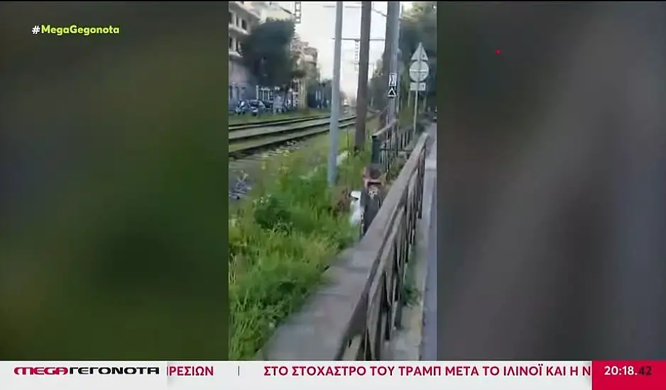 Αθήνα: Αλαλούμ με τις μπάρες – Αυτοκίνητα και πεζοί περνούν την τελευταία στιγμή