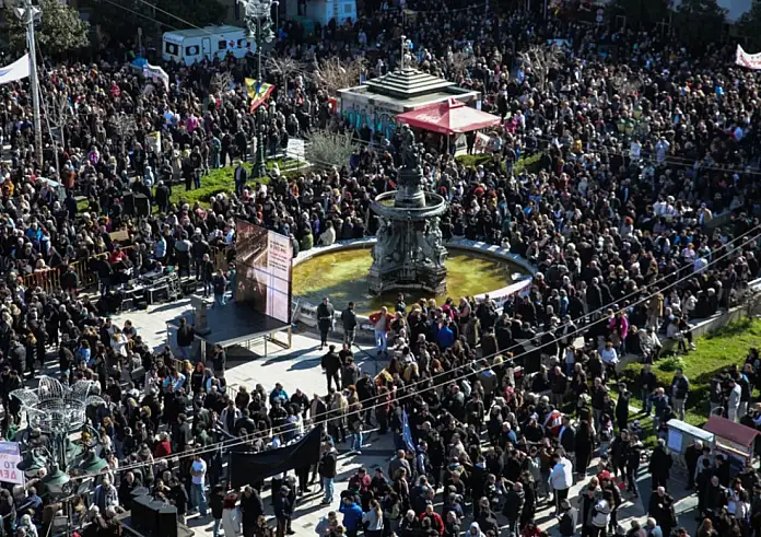 Πάτρα: Τεράστιο πλήθος για το συλλαλητήριο των Τεμπών - Η πλατεία Γεωργίου ήταν μικρή