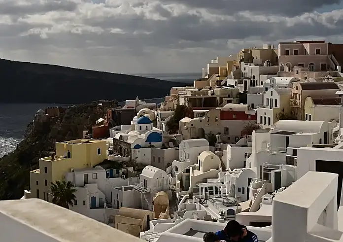 Πρώτα καμπανάκια για τον τουρισμό στη Σαντορίνη: Ξεκίνησαν οι ακυρώσεις - Παύση στις κρατήσεις