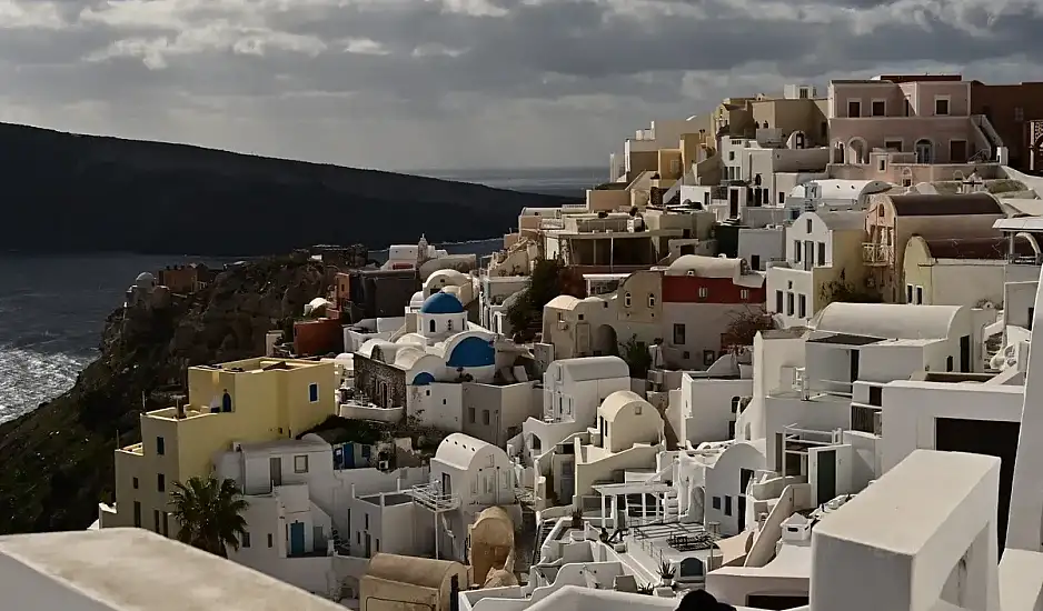 Πρώτα καμπανάκια για τον τουρισμό στη Σαντορίνη: Ξεκίνησαν οι ακυρώσεις - Παύση στις κρατήσεις
