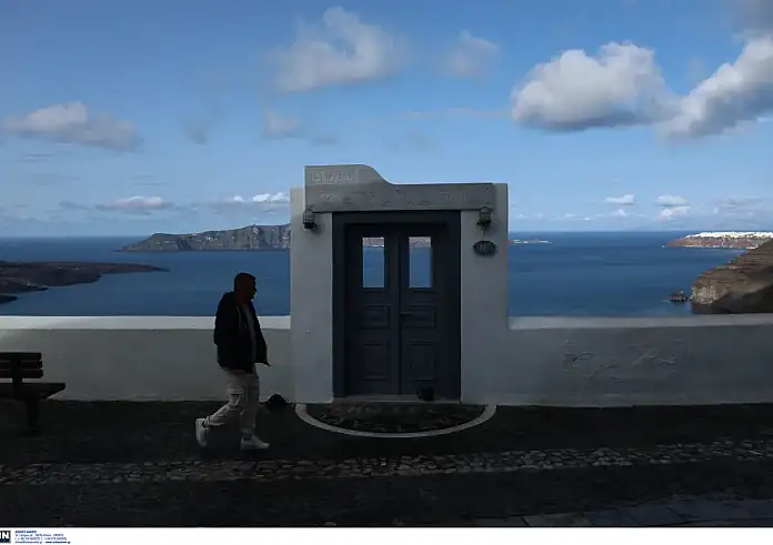 Έρημο νησί η Σαντορίνη, άδεια τα φημισμένα σοκάκια – Αποχωρούν εργαζόμενοι, κάτοικοι και τουρίστες