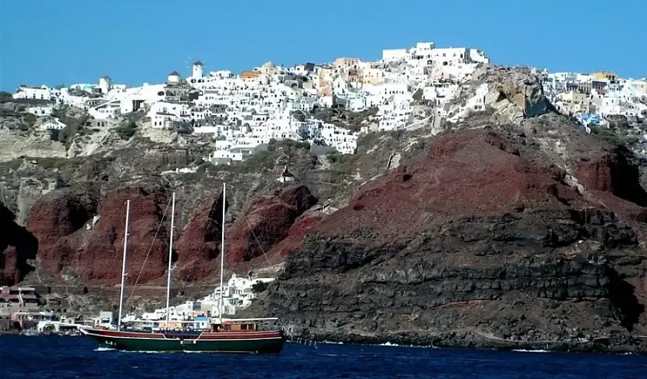 Σαντορίνη: Η καλντέρα έχει ανυψωθεί κατά 4 εκατοστά από τον Αύγουστο και έχει μετακινηθεί ανατολικά