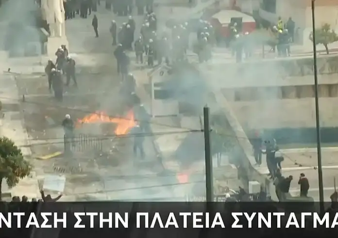 Επεισόδια τώρα στο Σύνταγμα. Οι κουκουλοφόροι πετάνε μολότοφ στο προαύλιο της Βουλής