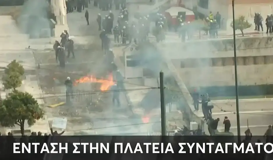 Επεισόδια τώρα στο Σύνταγμα. Οι κουκουλοφόροι πετάνε μολότοφ στο προαύλιο της Βουλής