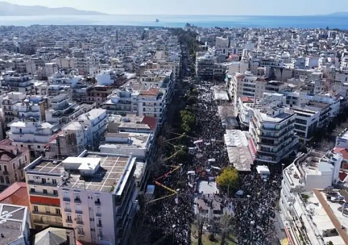 Χιλιάδες πολίτες στο συλλαλητήριο για τα Τέμπη στην πλατεία της Καλαμάτας