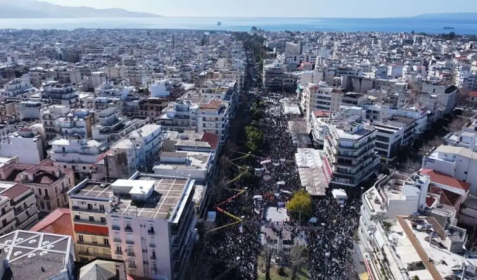 Χιλιάδες πολίτες στο συλλαλητήριο για τα Τέμπη στην πλατεία της Καλαμάτας