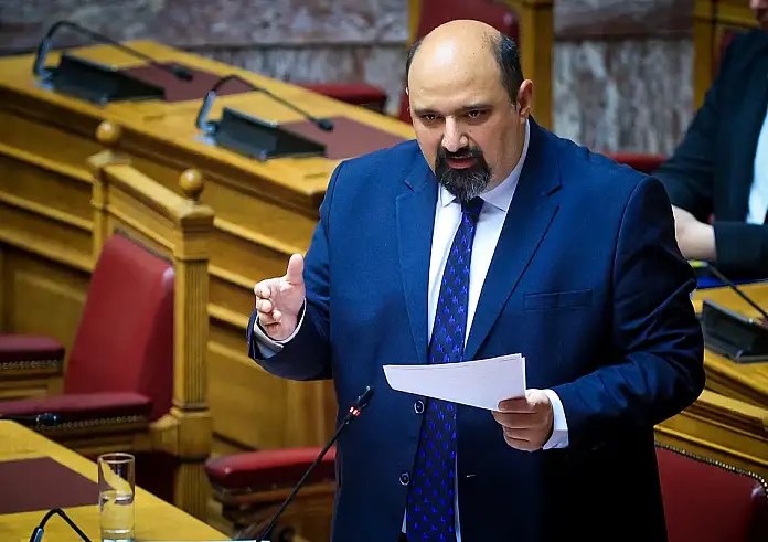 Σφοδρή μάχη στην Βουλή για την προανακριτική για τα Τέμπη – Παραιτήθηκαν Τριαντόπουλος και Παπαγεωργίου