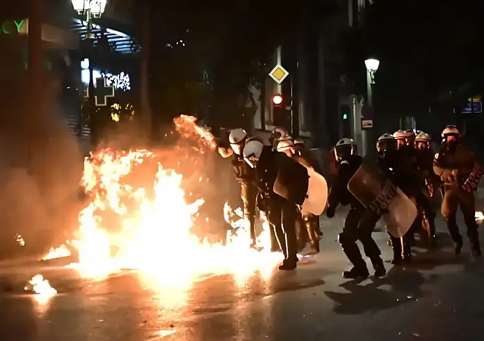 Κόντρα στη Βουλή για τα επεισόδια στο Σύνταγμα