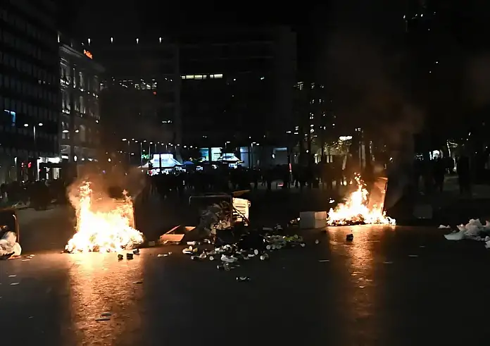 Κοσμοπλημμύρα στο Σύνταγμα στο νέο συλλαλητήριο για τα Τέμπη – Επεισόδια μετά τις διαδηλώσεις