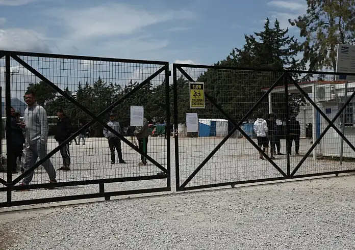 Μαζική συμπλοκή με μετανάστες στη δομή της Μαλακάσας – Στο νοσοκομείο 9 άτομα
