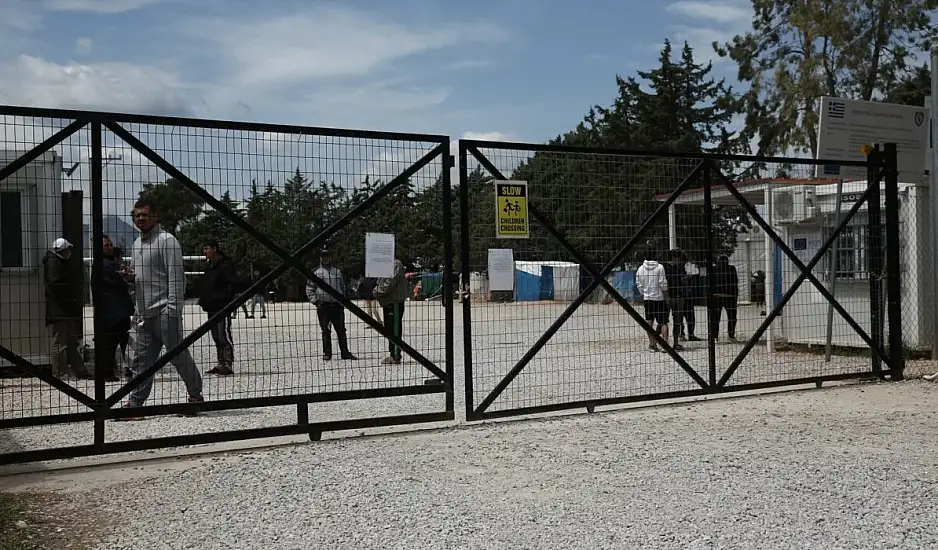 Μαζική συμπλοκή με μετανάστες στη δομή της Μαλακάσας – Στο νοσοκομείο 9 άτομα