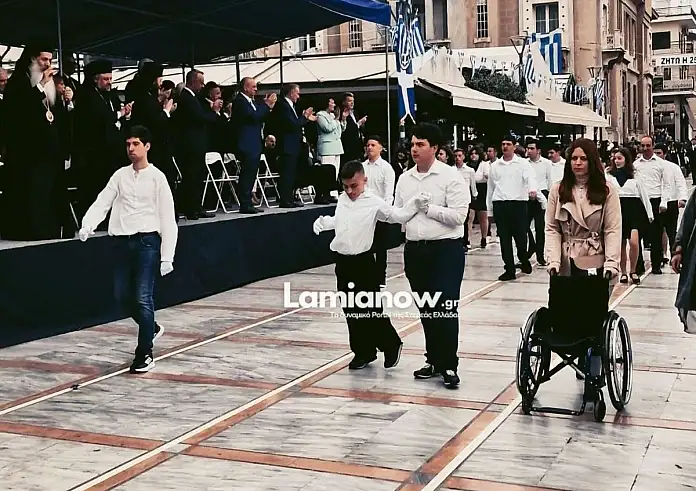 Λαμία: Σηκώθηκε από το αμαξίδιό του και παρέλασε