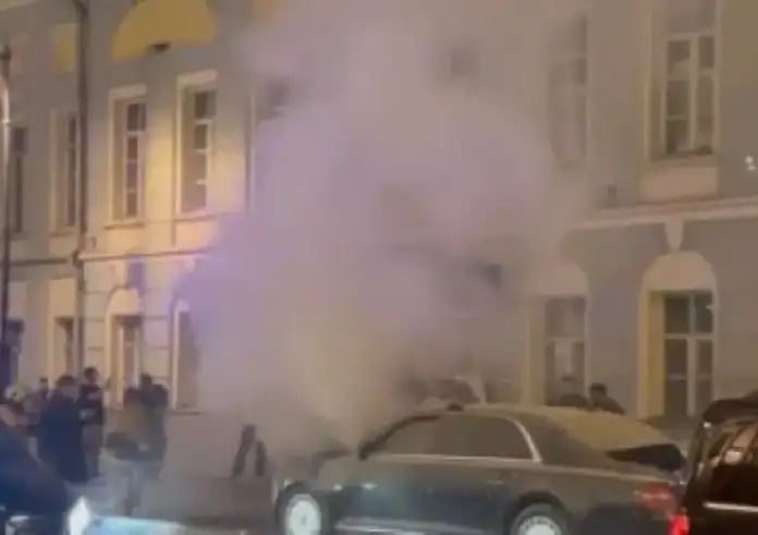 Μόσχα: Πολυτελής λιμουζίνα του Πούτιν τυλίχθηκε στις φλόγες