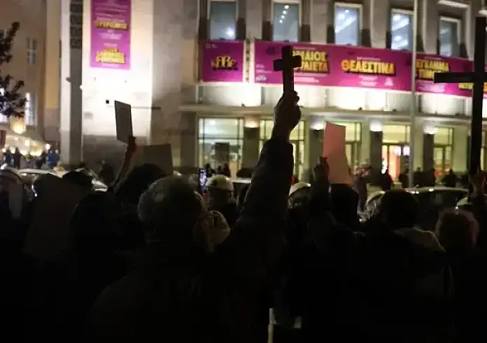 Θεσσαλονίκη: Επεισόδια και προσαγωγές έξω από θέατρο σε συγκέντρωση διαμαρτυρίας για παράσταση του Ζαραλίκου