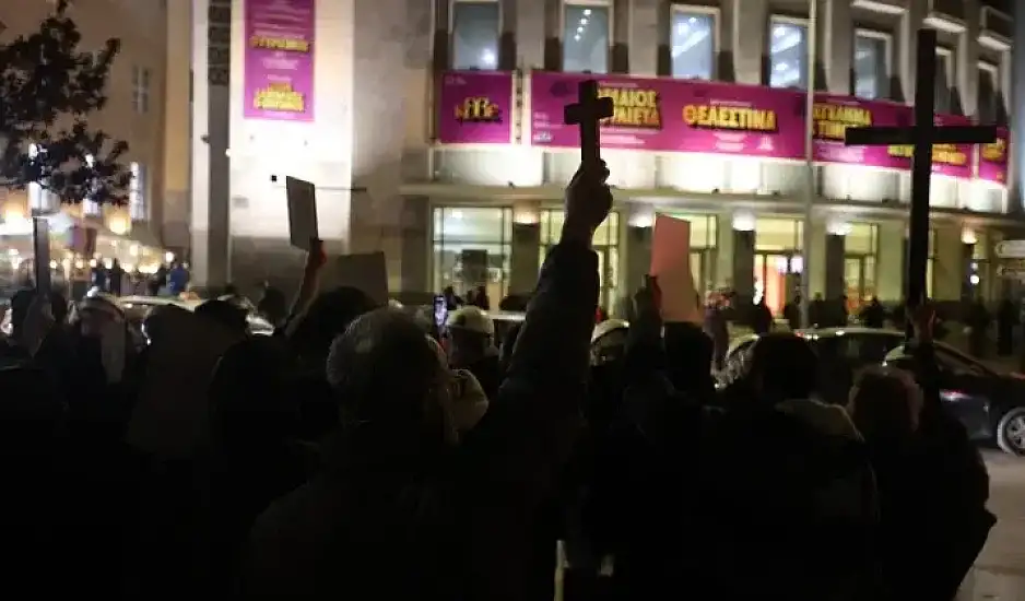 Θεσσαλονίκη: Επεισόδια και προσαγωγές έξω από θέατρο σε συγκέντρωση διαμαρτυρίας για παράσταση του Ζαραλίκου