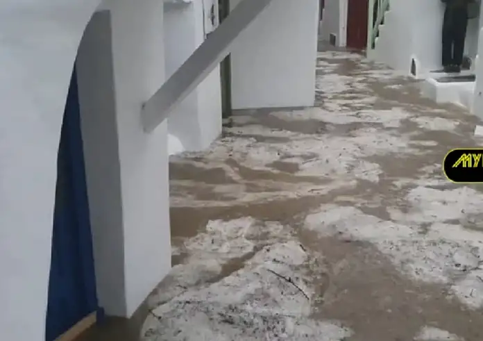 Κακοκαιρία στις Κυκλάδες: Μετά την Πάρο πλημμύρισε και η Μύκονος - Ποτάμια οι δρόμοι - Μήνυμα από το 112 (Βίντεο)