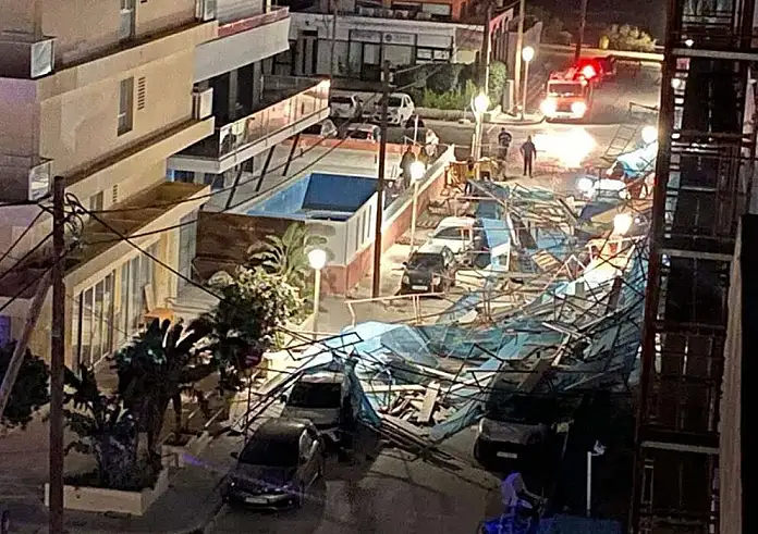Ρόδος: Κατέρρευσε σκαλωσιά ξενοδοχείου από τους ανέμους – Καταπλάκωσε αυτοκίνητα