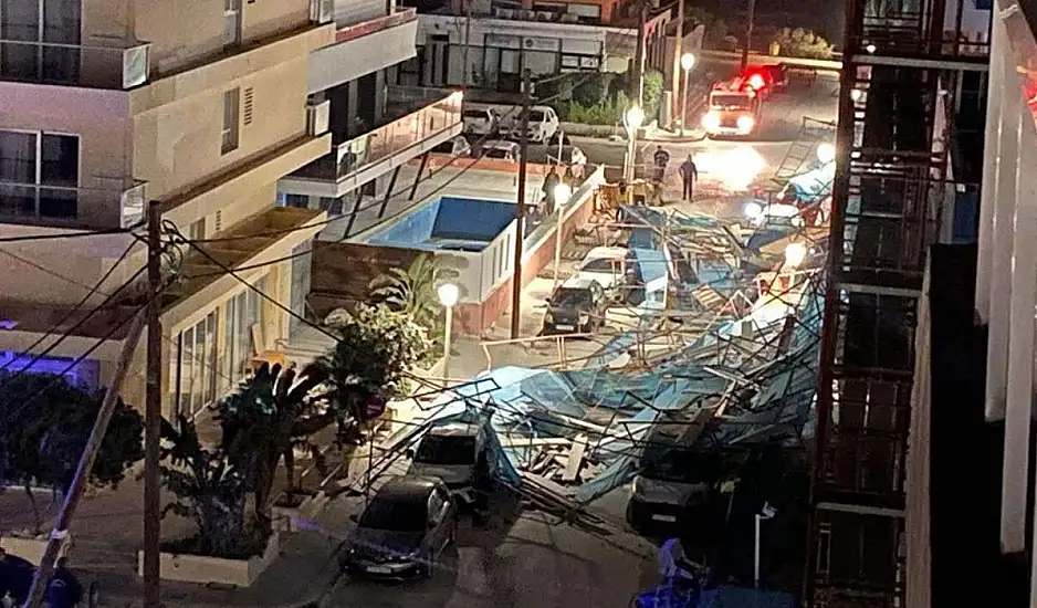 Ρόδος: Κατέρρευσε σκαλωσιά ξενοδοχείου από τους ανέμους – Καταπλάκωσε αυτοκίνητα