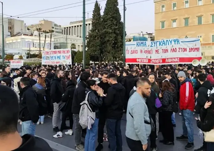 Συγκίνηση στο Σύνταγμα: Φαναράκια στον ουρανό στη μνήμη των 57 θυμάτων - Βίντεο