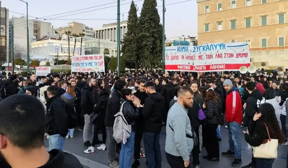 Συγκίνηση στο Σύνταγμα: Φαναράκια στον ουρανό στη μνήμη των 57 θυμάτων - Βίντεο