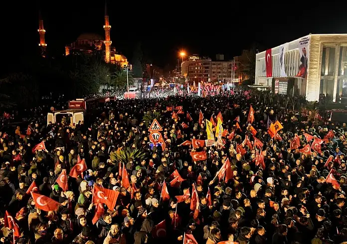 Μεγάλη διαδήλωση στην Κωνσταντινούπολη για τη σύλληψη Ιμάμογλου παρά την απαγόρευση Ερντογάν