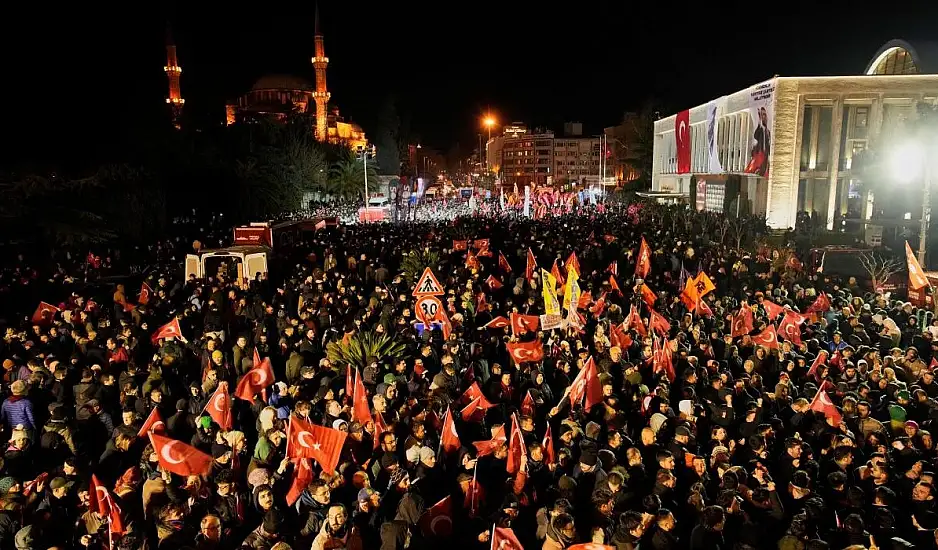 Μεγάλη διαδήλωση στην Κωνσταντινούπολη για τη σύλληψη Ιμάμογλου παρά την απαγόρευση Ερντογάν