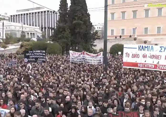 Τέμπη: Χιλιάδες πολίτες τίμησαν τη μνήμη των νεκρών σε όλη τη Χώρα
