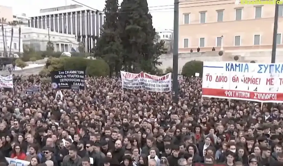 Τέμπη: Χιλιάδες πολίτες τίμησαν τη μνήμη των νεκρών σε όλη τη Χώρα