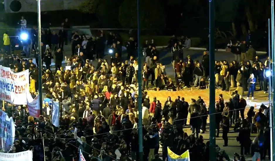 Συλλαλητήριο για τα Τέμπη: Live η κινητοποίηση στο Σύνταγμα από εργατικά κέντρα, ομοσπονδίες και συνδικάτα