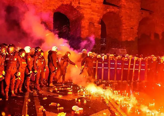 Προφυλακίστηκε ο Εκρέμ Ιμάμογλου με την κατηγορία της διαφθοράς – Μαζικές διαδηλώσεις σε πολλές πόλεις της Τουρκίας