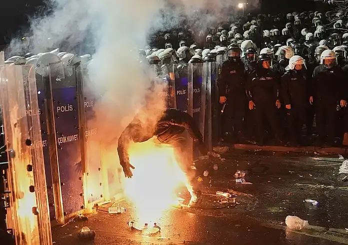 Κωνσταντινούπολη: Επεισόδια μεταξύ αστυνομίας και υποστηρικτών του Ιμάμογλου έξω από το δικαστικό μέγαρο