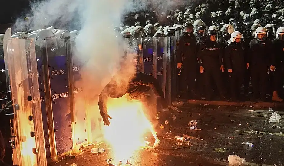 Κωνσταντινούπολη: Επεισόδια μεταξύ αστυνομίας και υποστηρικτών του Ιμάμογλου έξω από το δικαστικό μέγαρο