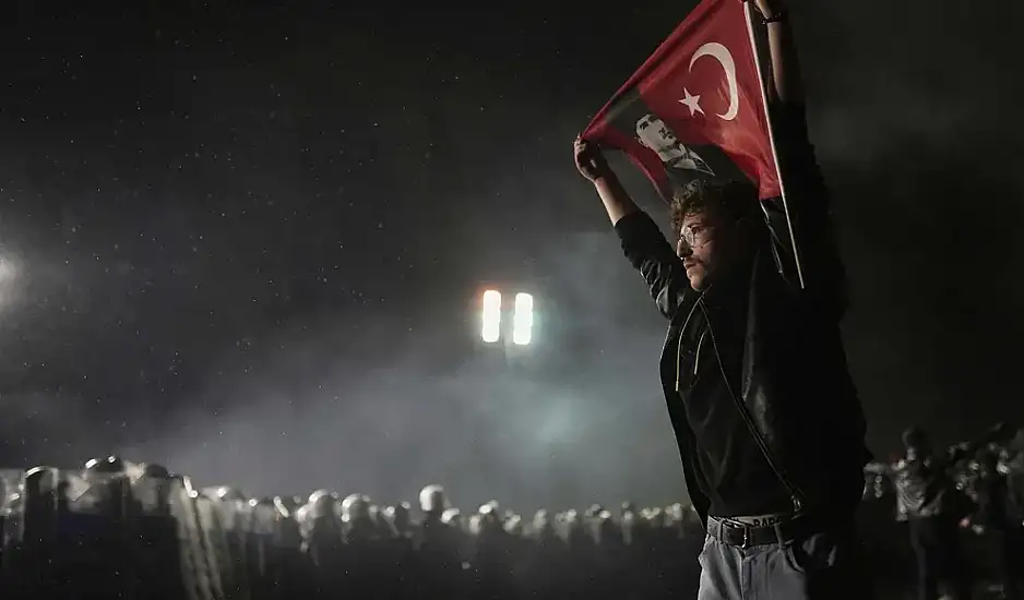 Τουρκία: Στους δρόμους για 7η συνεχόμενη νύχτα οι υποστηρικτές του Ιμάμογλου – Ανησυχία του ΟΗΕ για τις μαζικές συλλήψεις