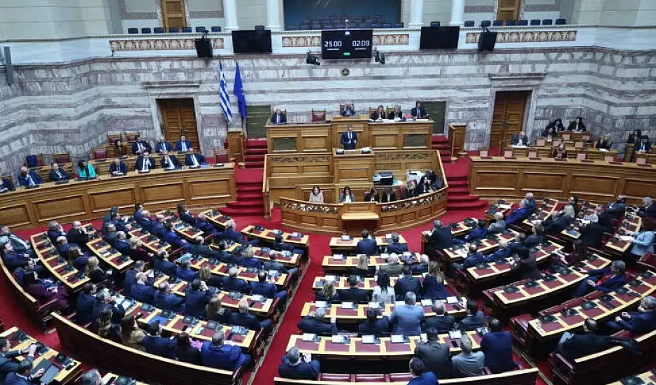 Βουλή: Ξεκίνησε η τριήμερη συζήτηση για την πρόταση δυσπιστίας – Μαζικές διαδηλώσεις για τα Τέμπη