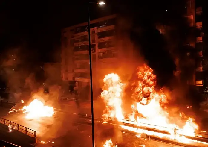Εκρηκτικό Πάσχα στο Νέο Κόσμο: Μολότοφ, εκρήξεις, επεισόδια και συλλήψεις έξω από τον ναό της Αναλήψεως