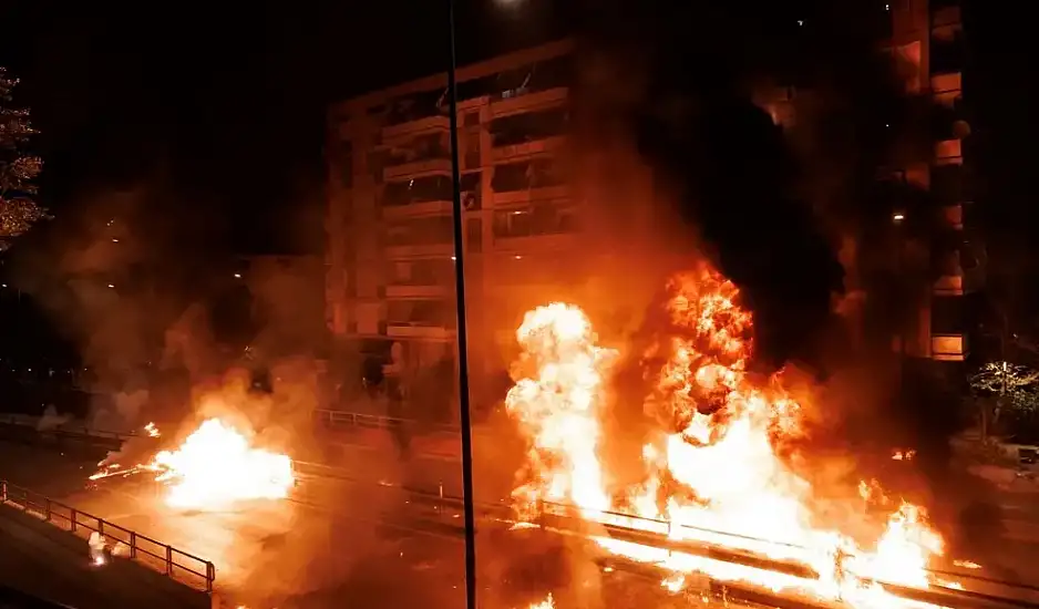 Εκρηκτικό Πάσχα στο Νέο Κόσμο: Μολότοφ, εκρήξεις, επεισόδια και συλλήψεις έξω από τον ναό της Αναλήψεως