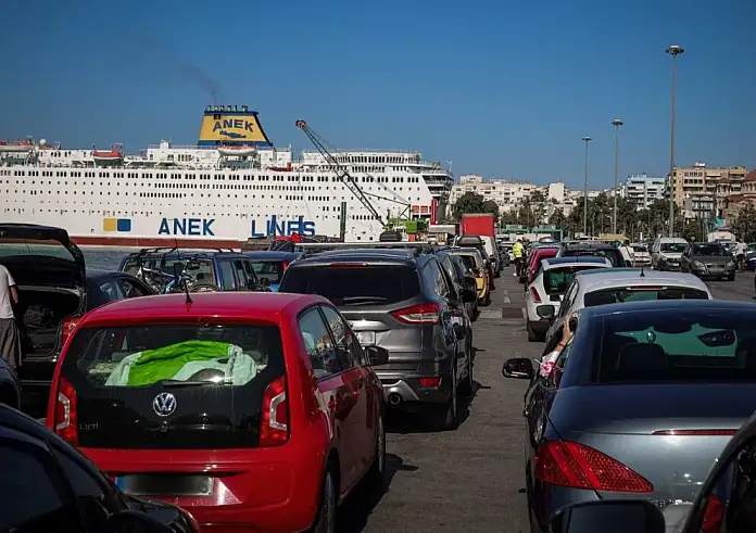 Αδειάζει η Αθήνα: Χάος στον Πειραιά, μποτιλιάρισμα στον Σκαραμαγκά – Το αδιαχώρητο στα ΚΤΕΛ