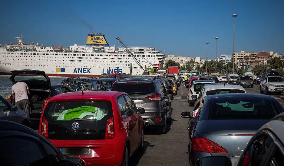 Αδειάζει η Αθήνα: Χάος στον Πειραιά, μποτιλιάρισμα στον Σκαραμαγκά – Το αδιαχώρητο στα ΚΤΕΛ