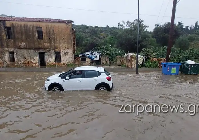 Στη δείνη της κακοκαιρίας η Κρήτη: Εγκλωβισμένοι οδηγοί, δρόμοι – χείμαρροι και ακυρώσεις πτήσεων