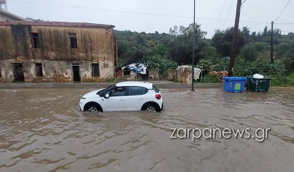 Στη δείνη της κακοκαιρίας η Κρήτη: Εγκλωβισμένοι οδηγοί, δρόμοι – χείμαρροι και ακυρώσεις πτήσεων