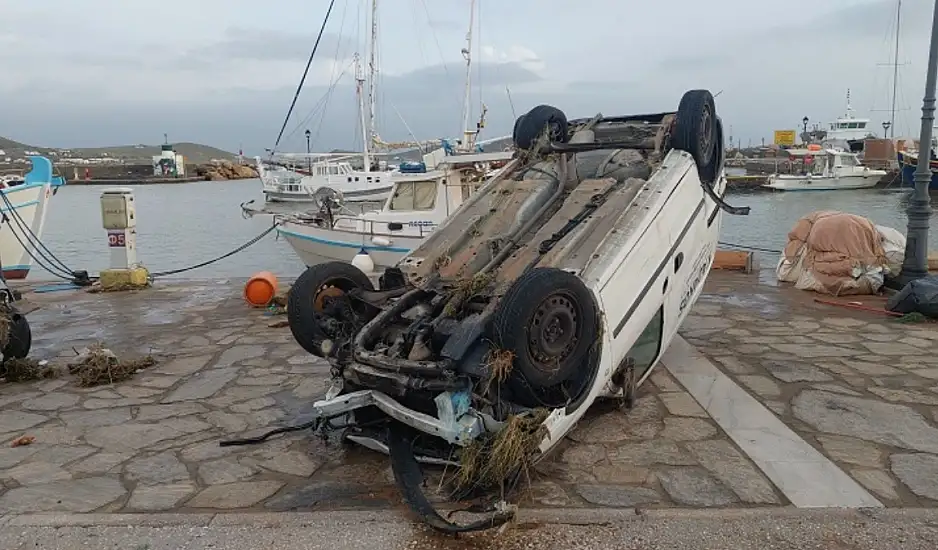 Πάρος, η επόμενη μέρα: Βούλιαξε στη λάσπη το νησί. Εικόνες που θυμίζουν βομβαρδισμένο τοπίο