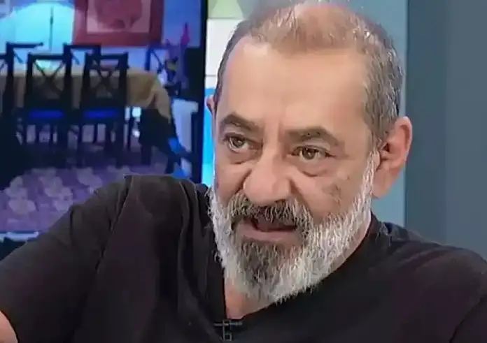 Συνελήφθη ο Αντώνης Καφετζόπουλος για κατοχή όπλων κρότου: «Είναι ψεύτικα, τα είχα για το θέατρο»