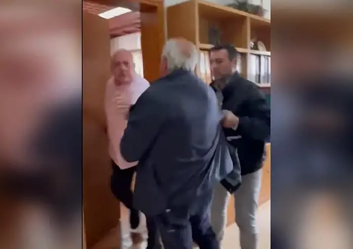 Συνελήφθη ο Μπέος μετά το επεισόδιο με τον δημοτικό σύμβουλο – Αφέθηκε ελεύθερος με εντολή εισαγγελέα