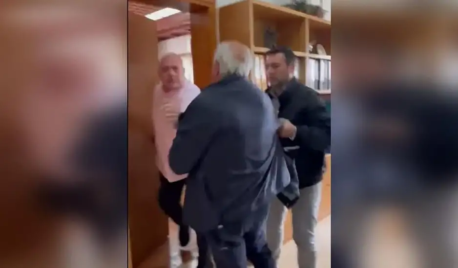 Συνελήφθη ο Μπέος μετά το επεισόδιο με τον δημοτικό σύμβουλο – Αφέθηκε ελεύθερος με εντολή εισαγγελέα