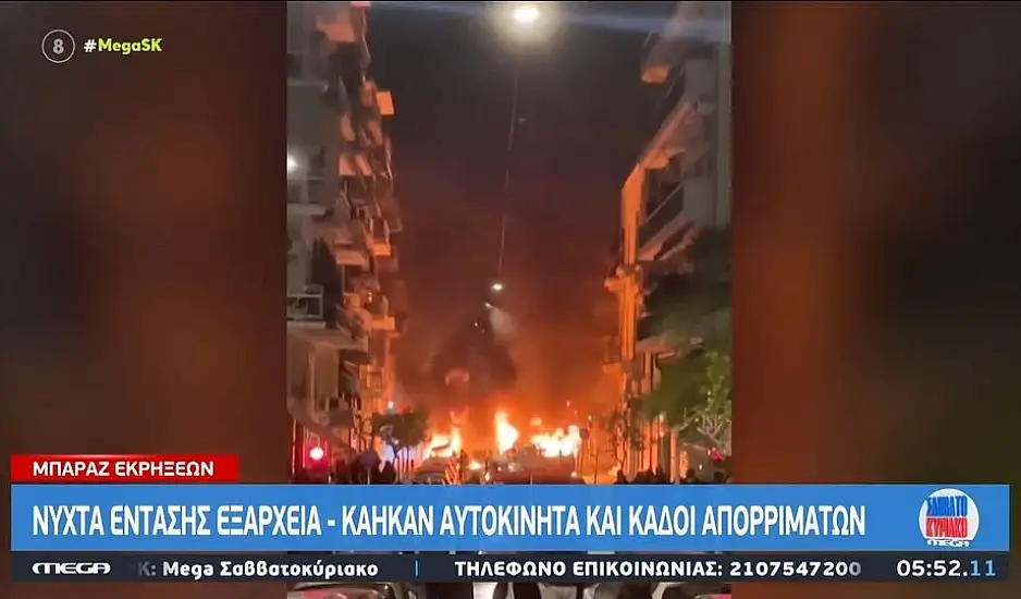 Νύχτα με επεισόδια στα Εξάρχεια – Κάηκαν δέκα οχήματα