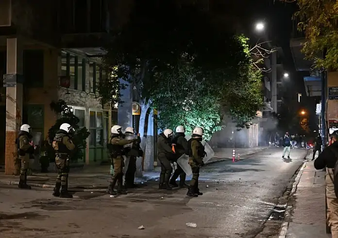Εξάρχεια: Μεγάλη επιχείρηση της ΕΛ.ΑΣ. - Ισχυρές αστυνομικές δυνάμεις στην οδό Θεμιστοκλέους