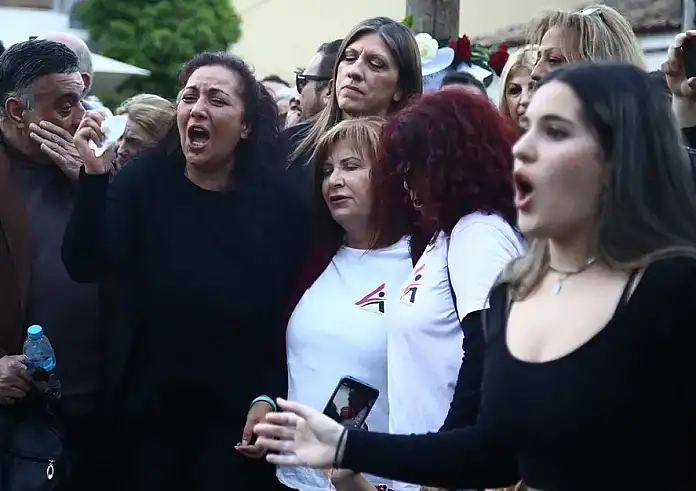 Η συγκλονιστική στιγμή που η μητέρα της Κυριακής Γρίβα τραγουδά το «Τακούνια για καρφιά»