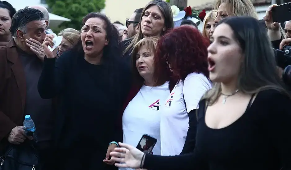 Η συγκλονιστική στιγμή που η μητέρα της Κυριακής Γρίβα τραγουδά το «Τακούνια για καρφιά»