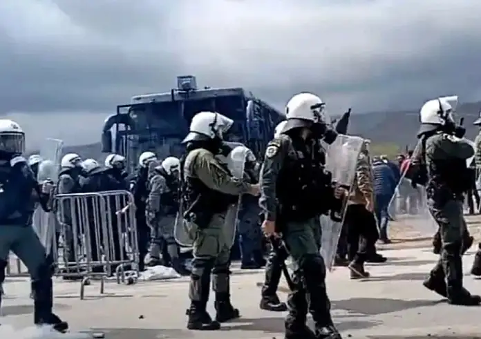 Κοζάνη: Ένταση μεταξύ διαδηλωτών και ΜΑΤ έξω από τον ΑΗΣ Καρδιάς - Βίντεο