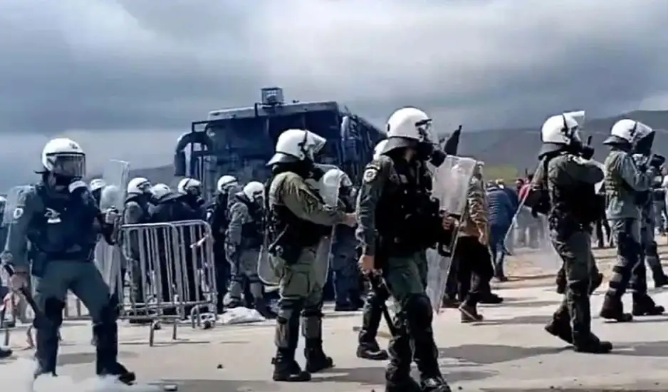 Κοζάνη: Ένταση μεταξύ διαδηλωτών και ΜΑΤ έξω από τον ΑΗΣ Καρδιάς - Βίντεο